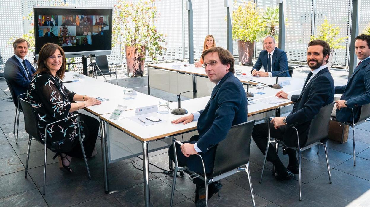 Pablo Casado, con el alcalde Almeida, en la sede del PP