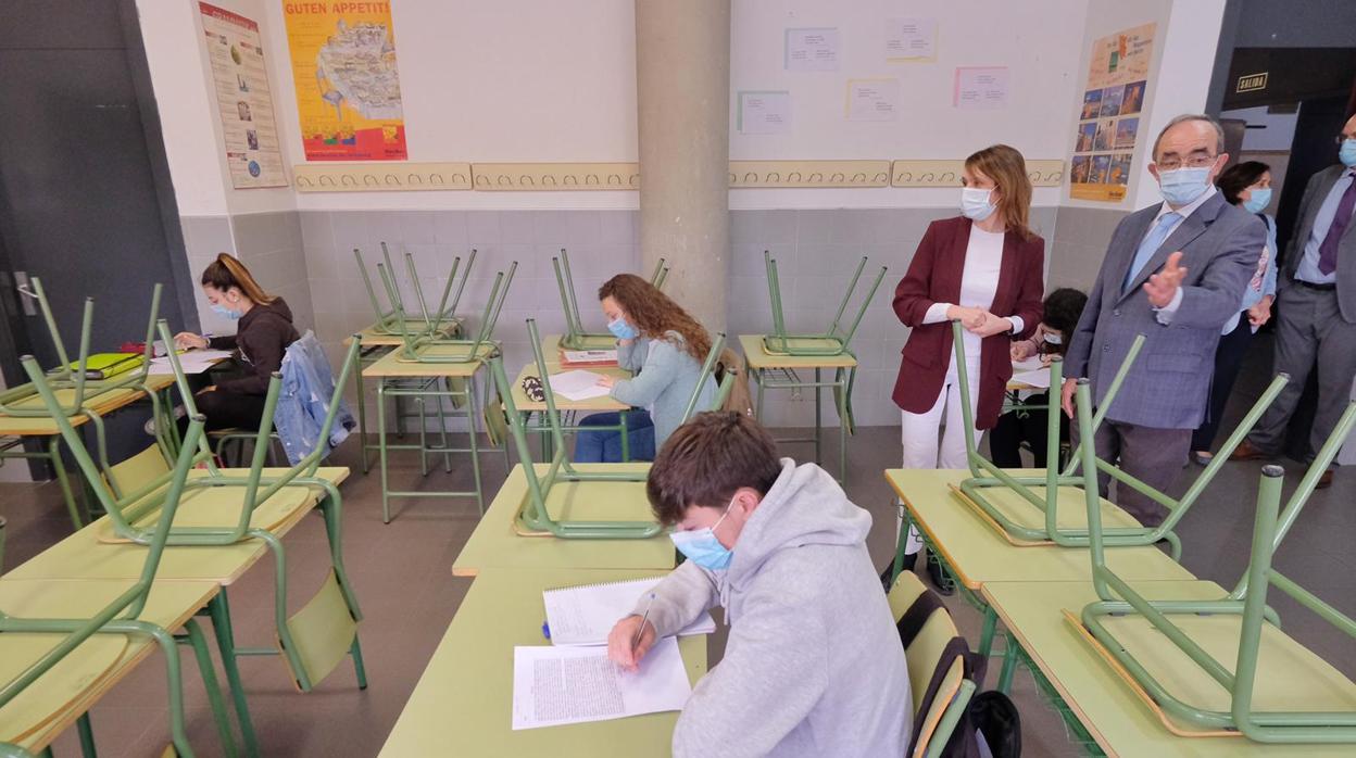 La consejera de Educación visita visita el IES ‘Julián Marías’, en Valladolid, donde los alumnos se preparan para la EBAU