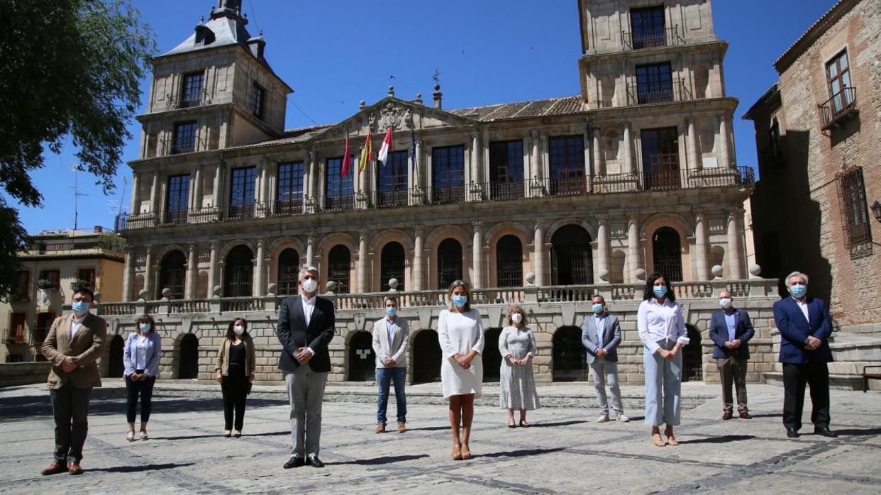 El equipo de Gobierno municipal posa en la plaza del Ayuntamiento