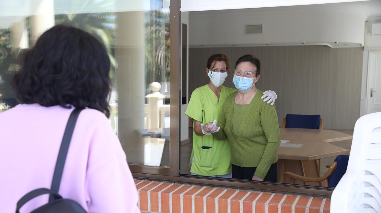 Primeras visitas, aún guardando la distancia social, en residencias madrileñas de mayores