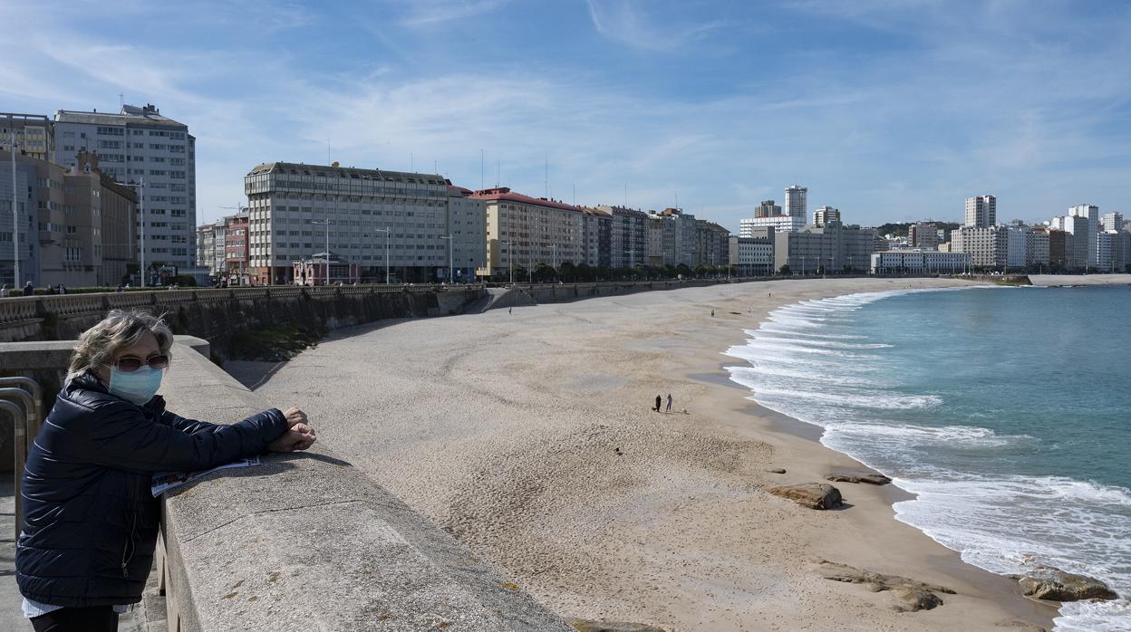 La playa de Riazor, en La Coruña, durante la desescalada