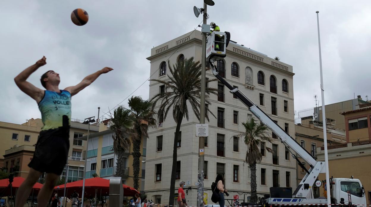 Un deportista en las playas de Barcelona durante la pandemia