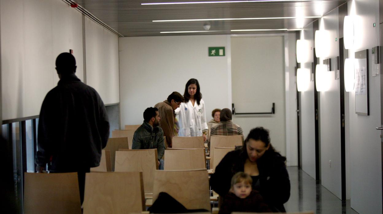 Pacientes en la sala de espera de un ambulatorio en Salt (Girona)