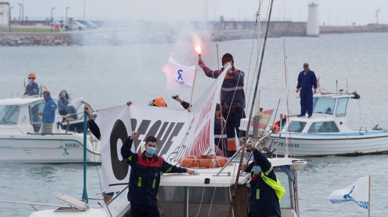 Protesta de los trabajadores de Alcoa en el puerto de Foz