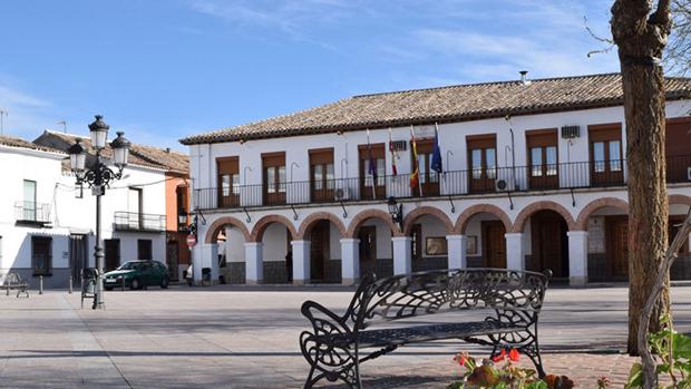 El PP, apoyado por tres ediles del PSOE, arrebata a Ciudadanos la alcaldía de Dosbarrios