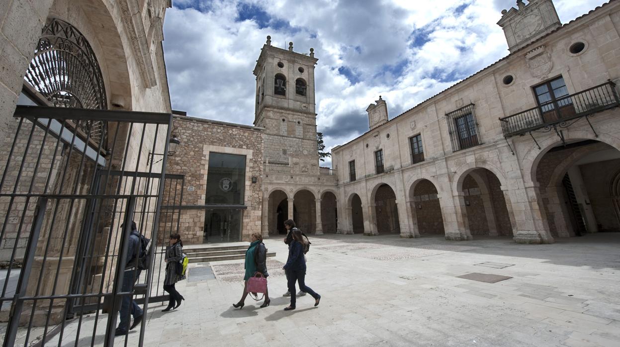 Estudiantes y profesores en la Universidad de Burgos