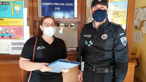 Entrega a la Policía los 2.425 euros que se encontró en el bar que trabaja en Moral de Calatrava