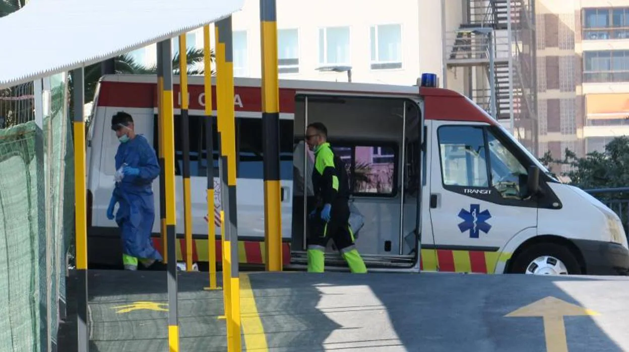 Una ambulancia en un traslado en Alicante
