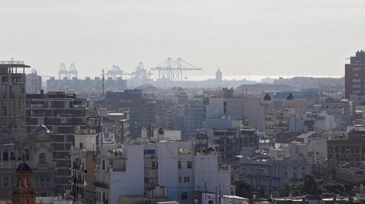 Panorámica de la ciudad de Valencia con el puerto al fondo