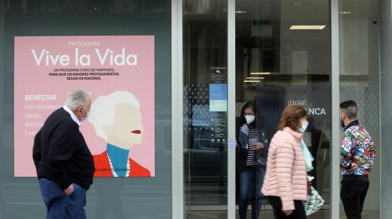 Transeúntes en Santiago durante la pandemia