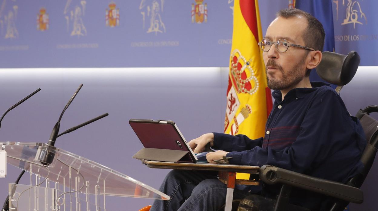 El portavoz de Unidas Podemos, Pablo Echenique, durante la rueda de prensa ofrecida el martes en el Congreso tras la Junta de Portavoces