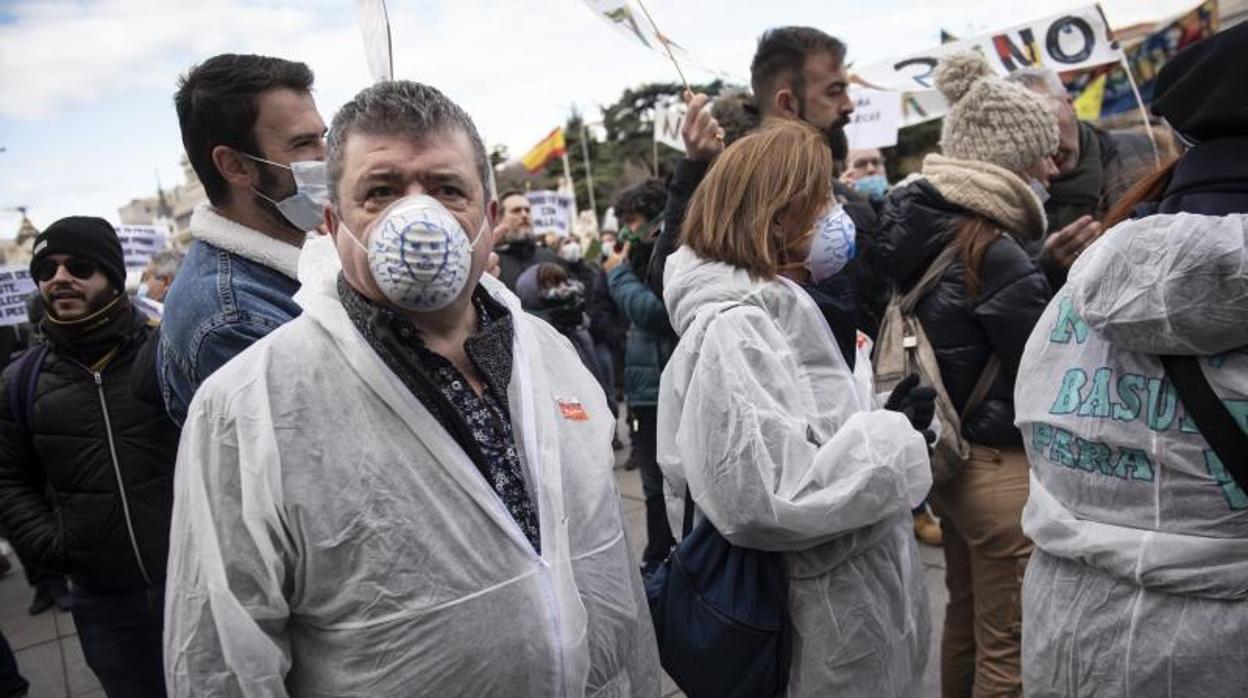 Una concentración realizada frente al Ayuntamiento contra la llegada de residuos a Valdemingómez