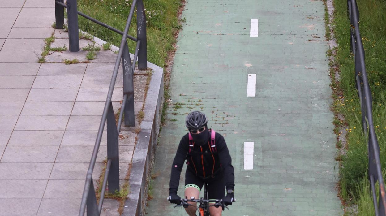 Un ciclista circulando tras levantarse el estado de alarma