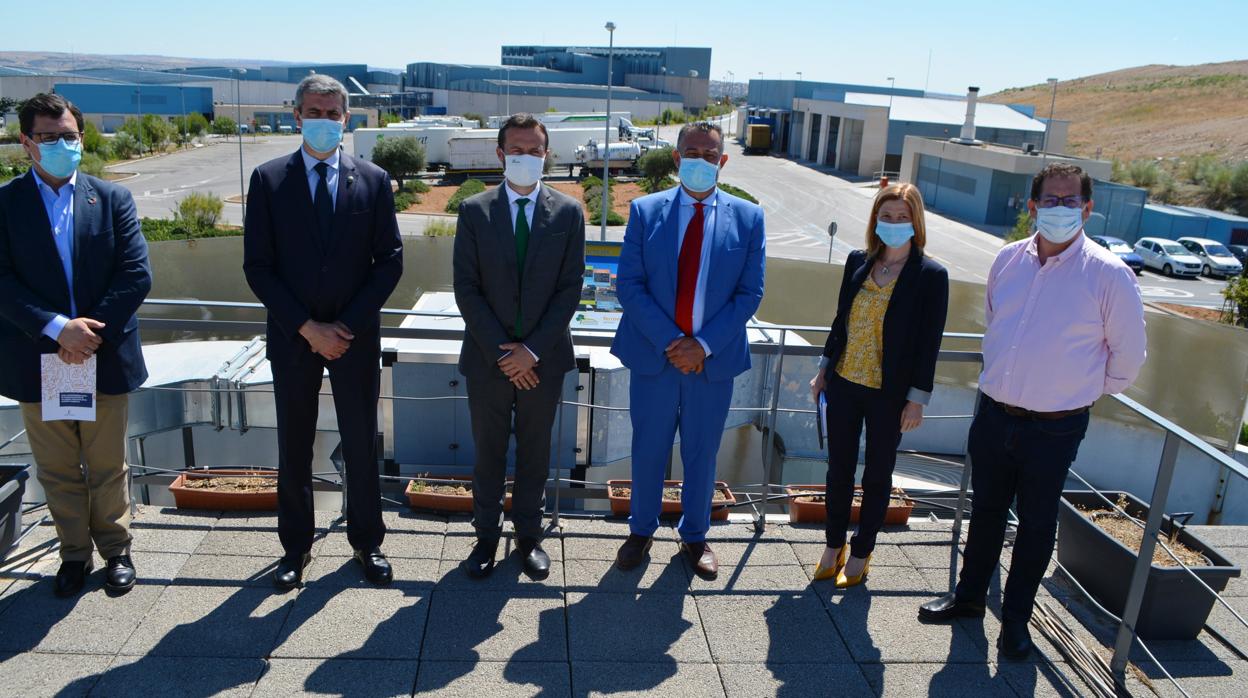 El consejero de Desarrollo Sostenible y el presidente de la Diputación durante una visita al ecoparque de Toledo