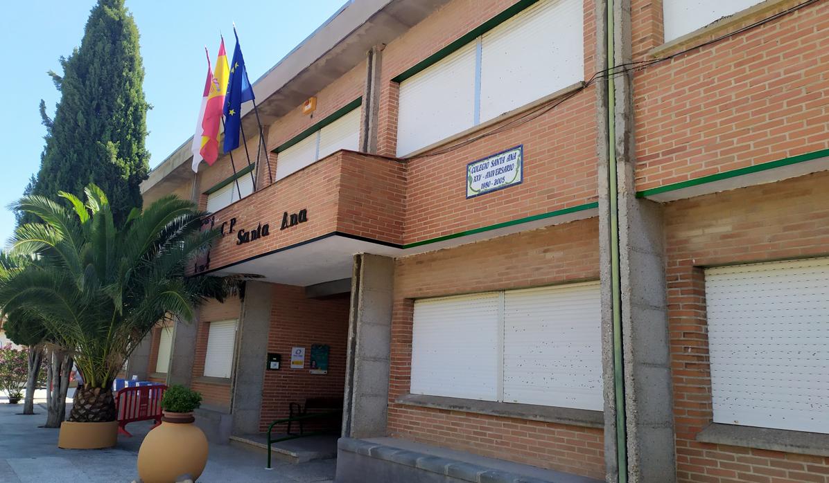 Fachada principal del colegio «Santa Ana»