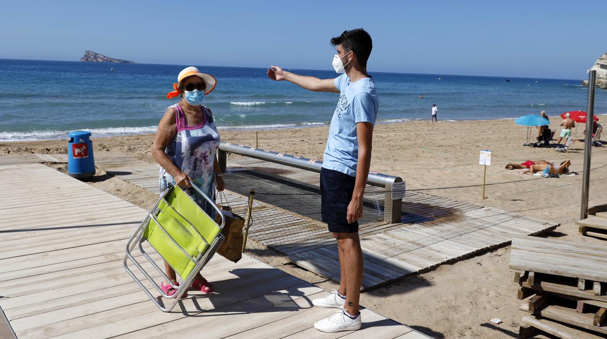 Imagen de bañistas en la playa de Levante de Benidorm