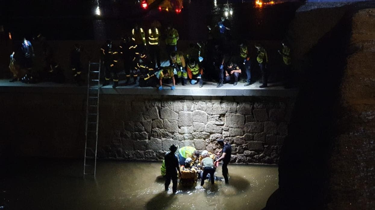 Los equipos de emergencia atienden a la mujer, en el río Manzanares