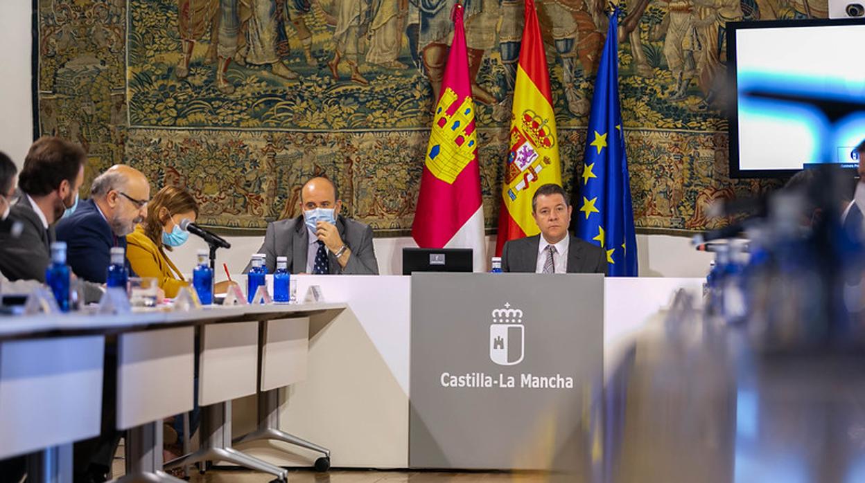 El jefe del Ejecutivo autonómico, Emiliano García-Page, preside, en el Palacio de Fuensalida, el Consejo Social para la Transición frente al Covid-19