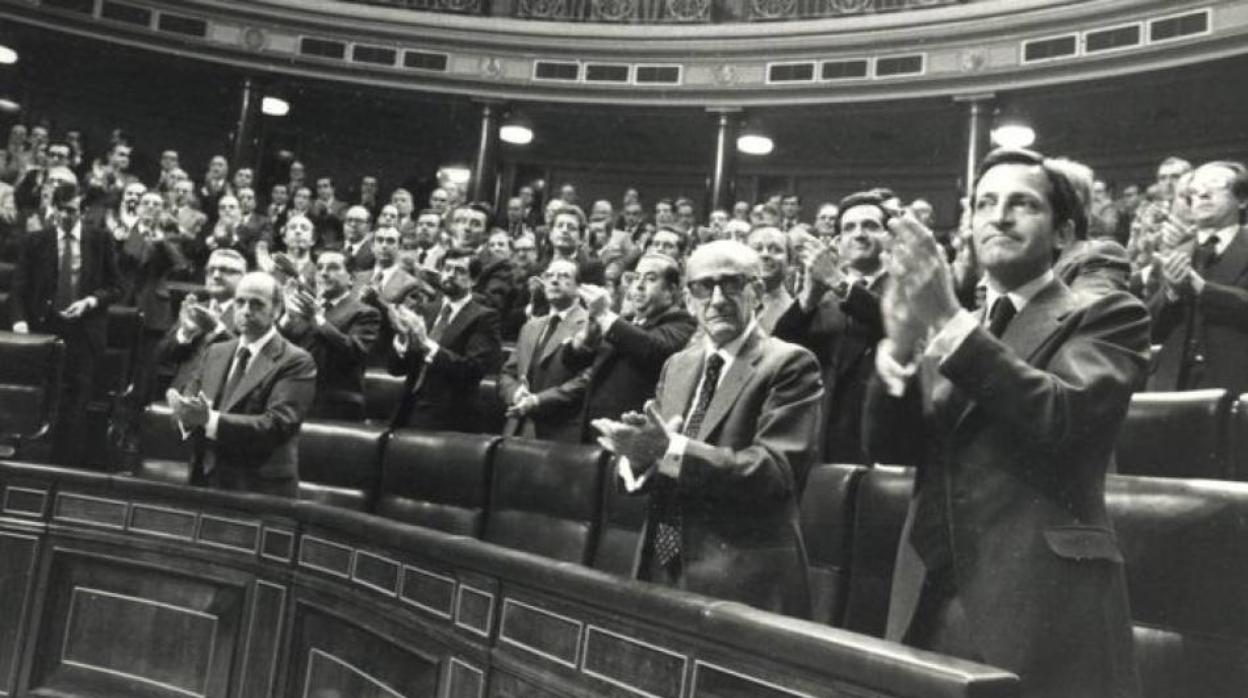 El primer presidente de la democracia, Adolfo Suárez, en la bancada del Gobierno