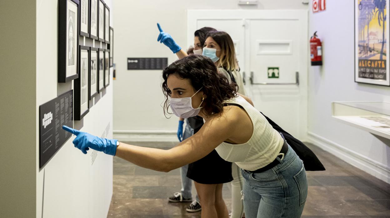 Visitantes del IVAM durante en avance en la desescalada por el coronavirus