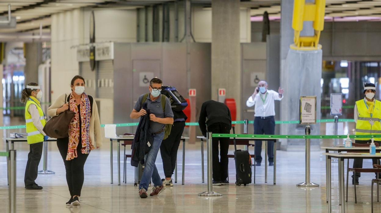 Pasajeros en el Aeropuerto de Barajas, este domingo