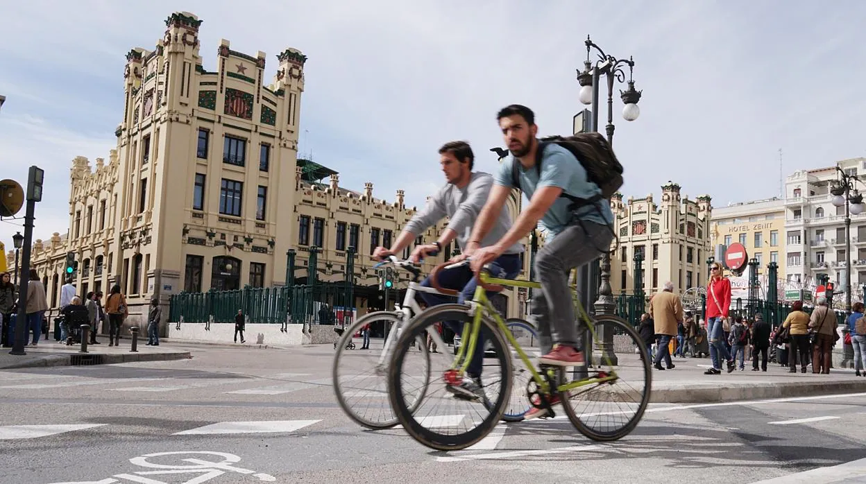 Personas en bicicleta en el centro de Valencia