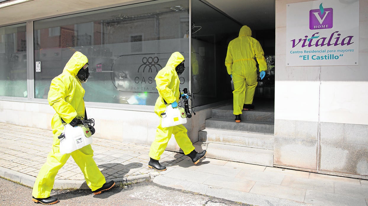 Efectivos de la UME en trabajos de desinfección de una residencia en Cabezón de Pisuerga (Valladolid)