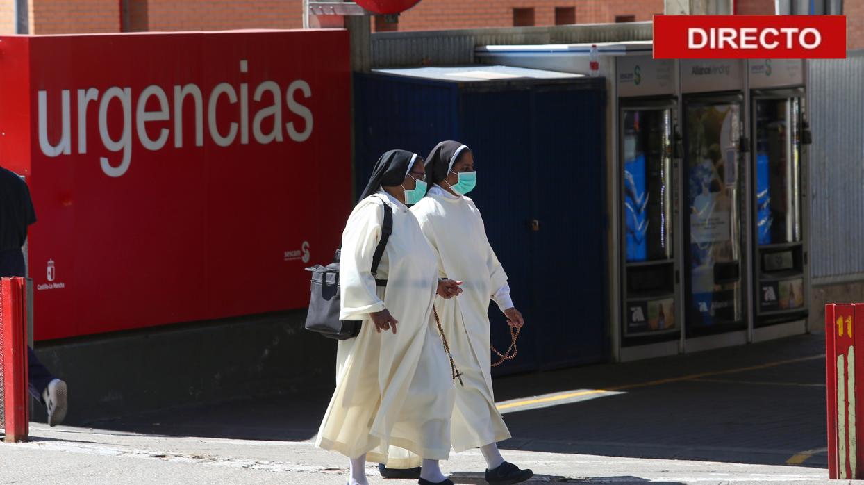 Dos monjas salen de Urgencias del Virgen de la Salud