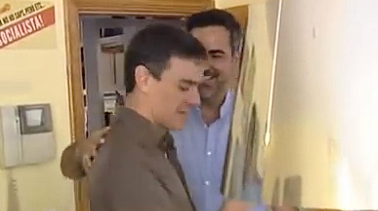 Ignacio Carnicero y Pedro Sánchez, en un vídeo promocional de su campaña en las primarias del PSOE