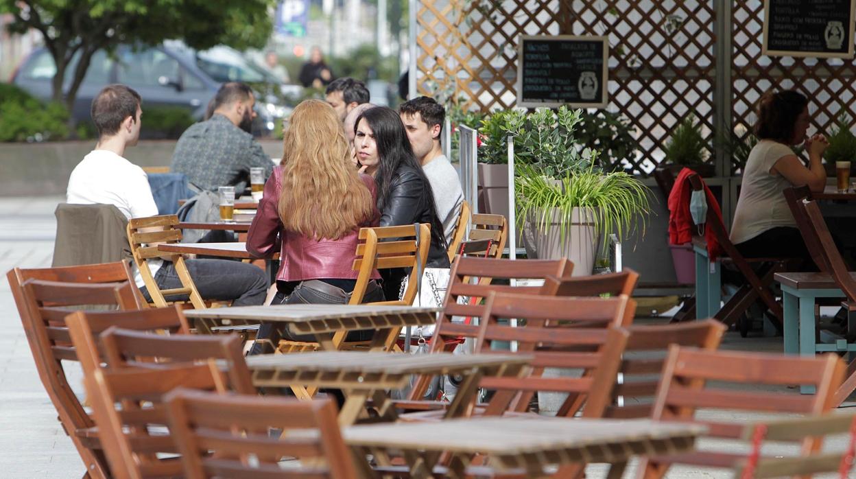 Varias personas disfrutan de una terraza en el primer día sin alerta sanitaria en Galicia