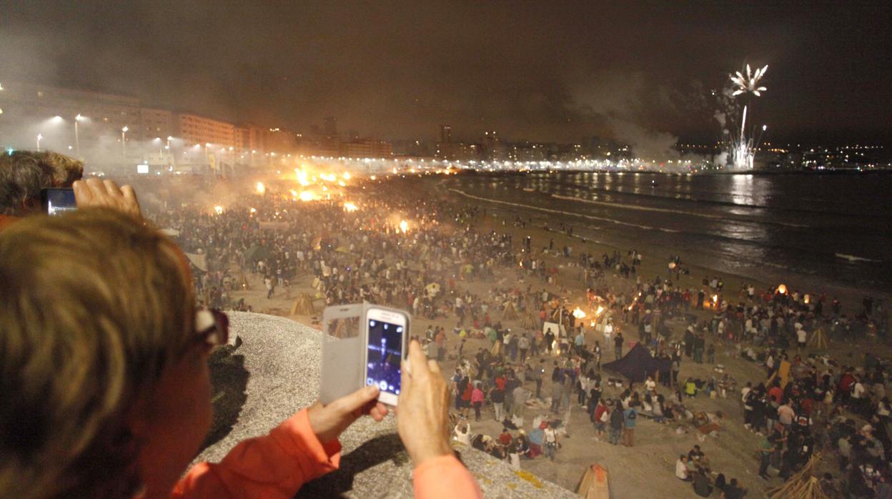 Noche de San Juan en Riazor (La Coruña) en 2016