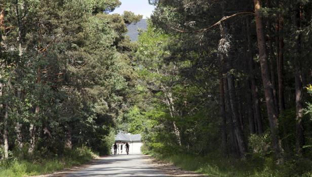 Restringen el uso de los aparcamientos de Valsaín para que no se repitan las aglomeraciones