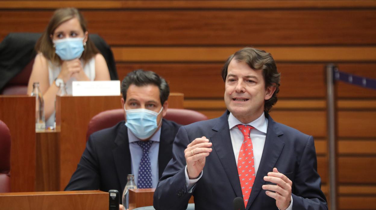 Alfonso Fernández Mañueco, durante una de sus intervenciones en las Cortes