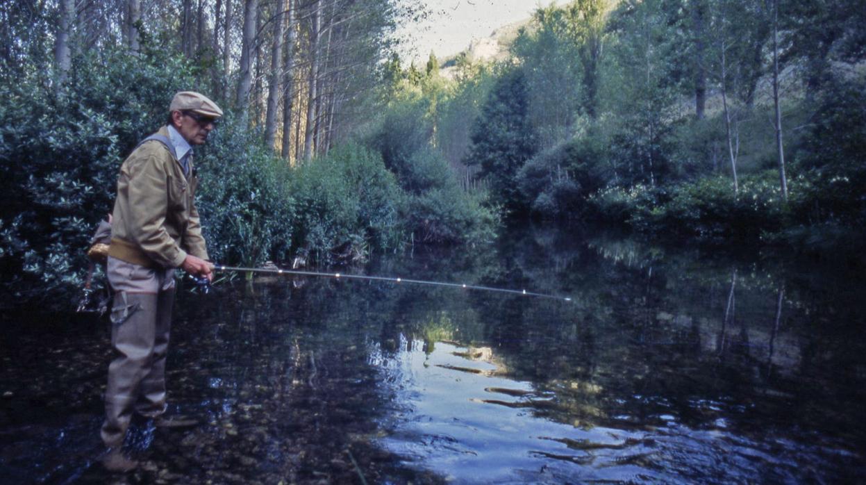 Miguel Delibes pescando cerca de Sedano