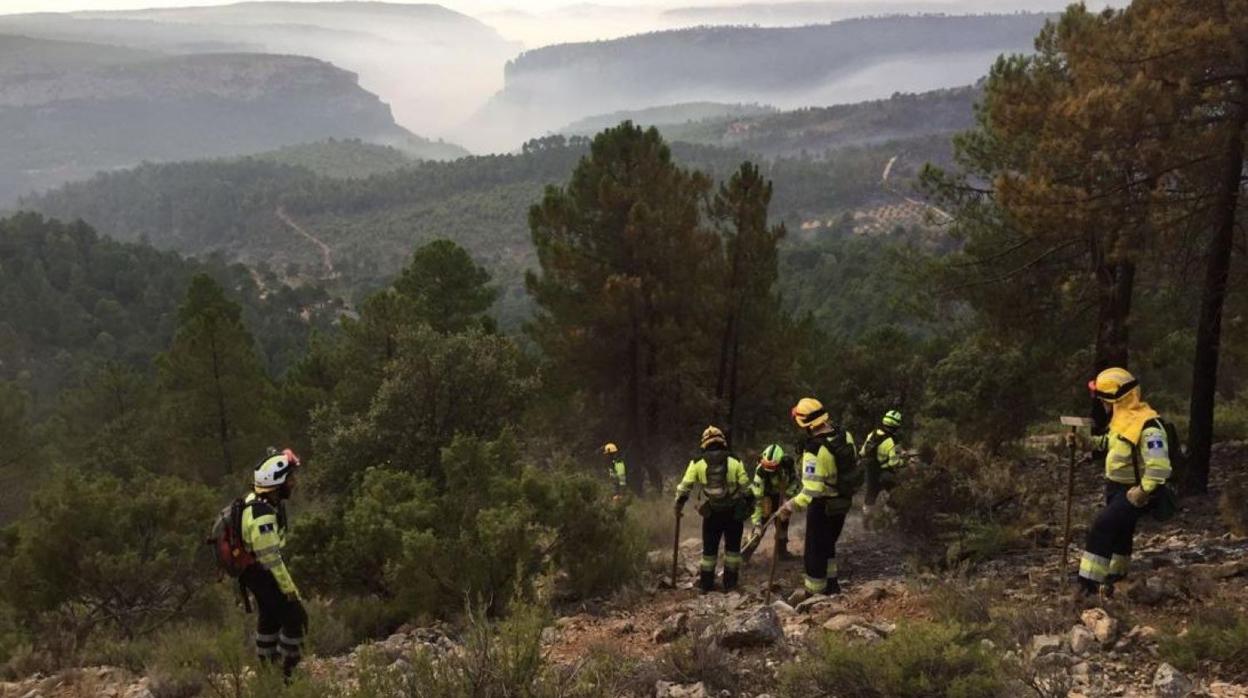 En la imagen de archivo, operarios trabajando en el incendio de Hellín (Albacete)