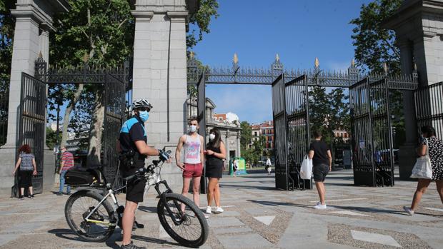 El Ayuntamiento aconseja desalojar El Retiro y otros ocho parques a partir de las 21 horas por mal tiempo