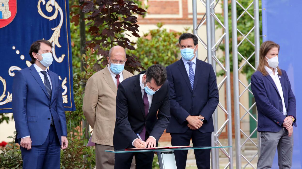 Luis Tudanca, durante la firma del pacto