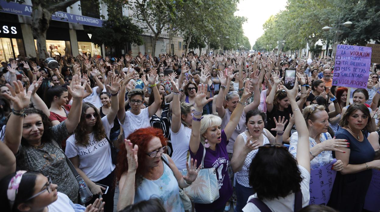 Imagen de las movilizaciones de mujeres contra los delitos de La Manada. ABC