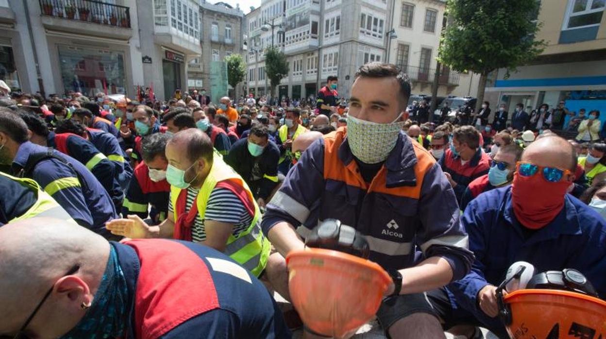 Sentada de los trabajadores de Alcoa ante la Subdelagación del Gobierno en Lugo