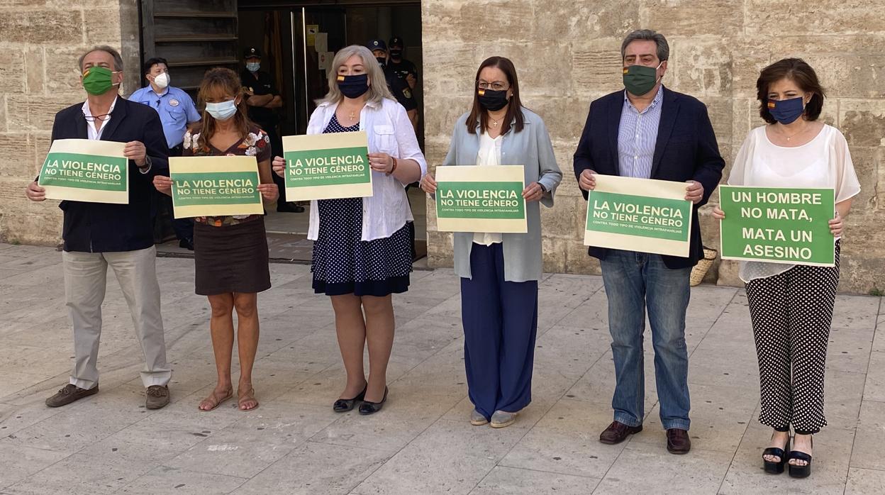 Diputados de Vox durante el minuto de silencio por el asesinato de Godelleta, este jueves en Valencia