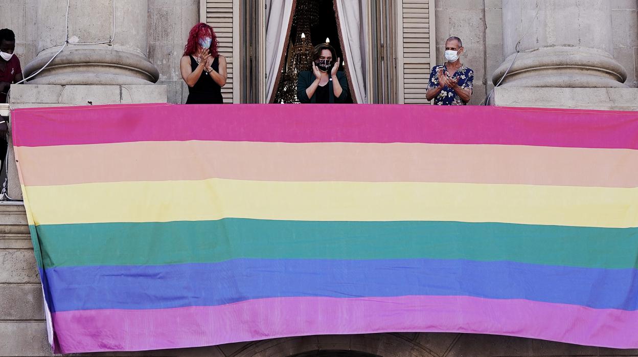 Colau cuelga una bandera del colectivo LGTBI, en el Ayuntamiento