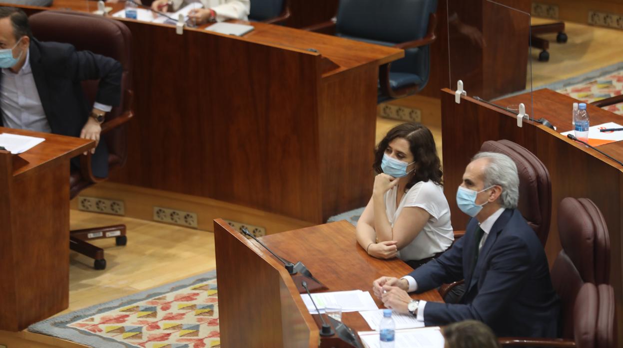 Díaz Ayuso, sentada junto a su consejero de Sanidad, Enrique Ruiz Escudero. A la izquierda, Alberto Reyero