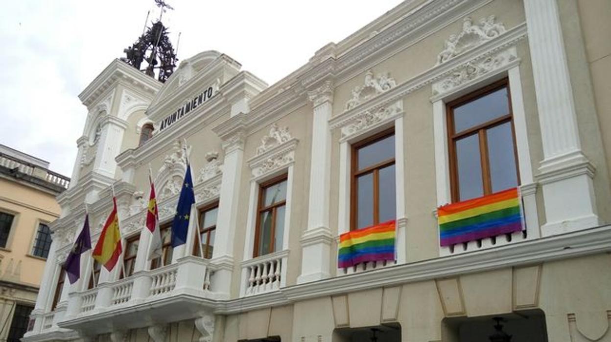 La Asociación de Abogados Cristianos ha pedido al alcalde de Guadalajara que retire la bandera LGTBI