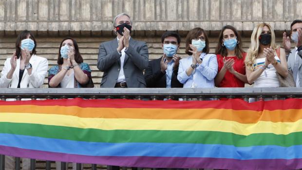 Un juez allana la colocación de la bandera gay en el Ayuntamiento de Zaragoza