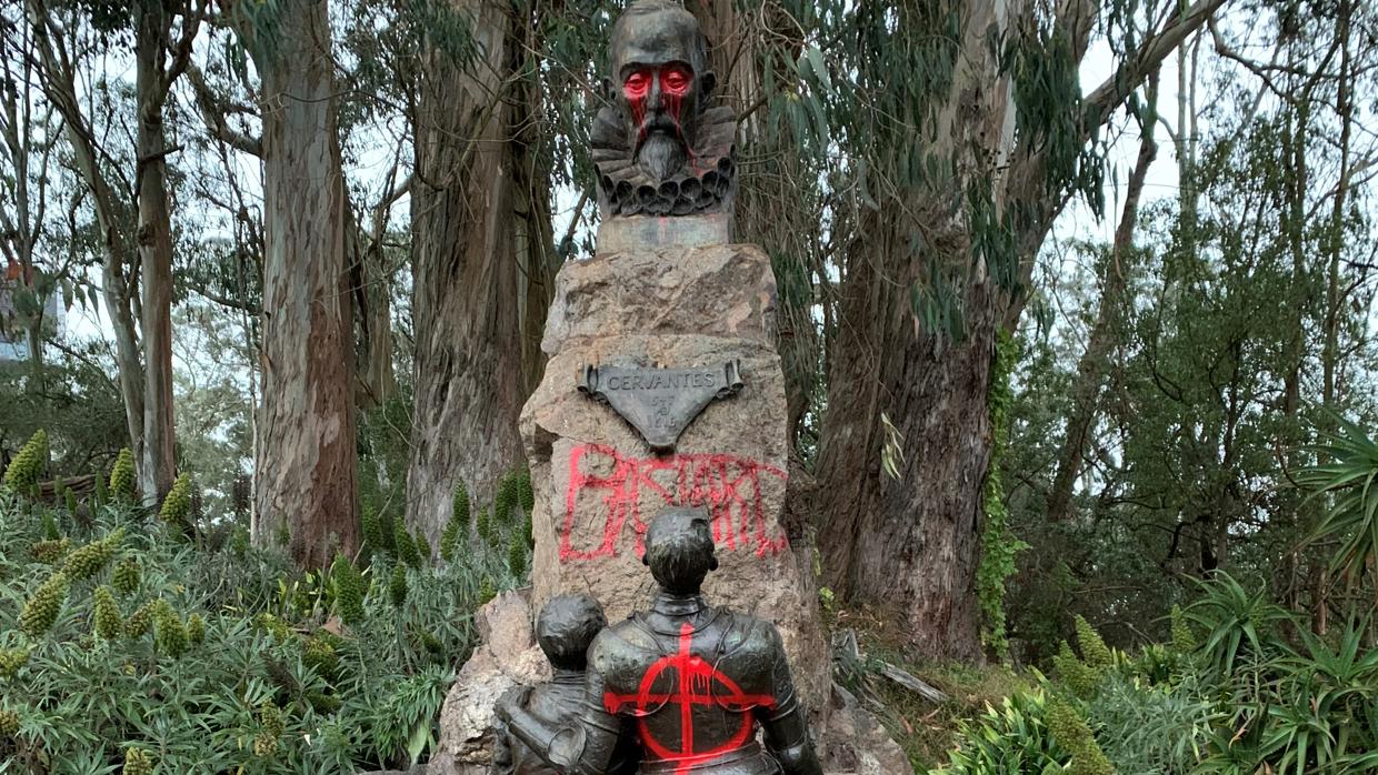 Estatua en honor a Miguel de Ceravntes atacada con pintadas en California