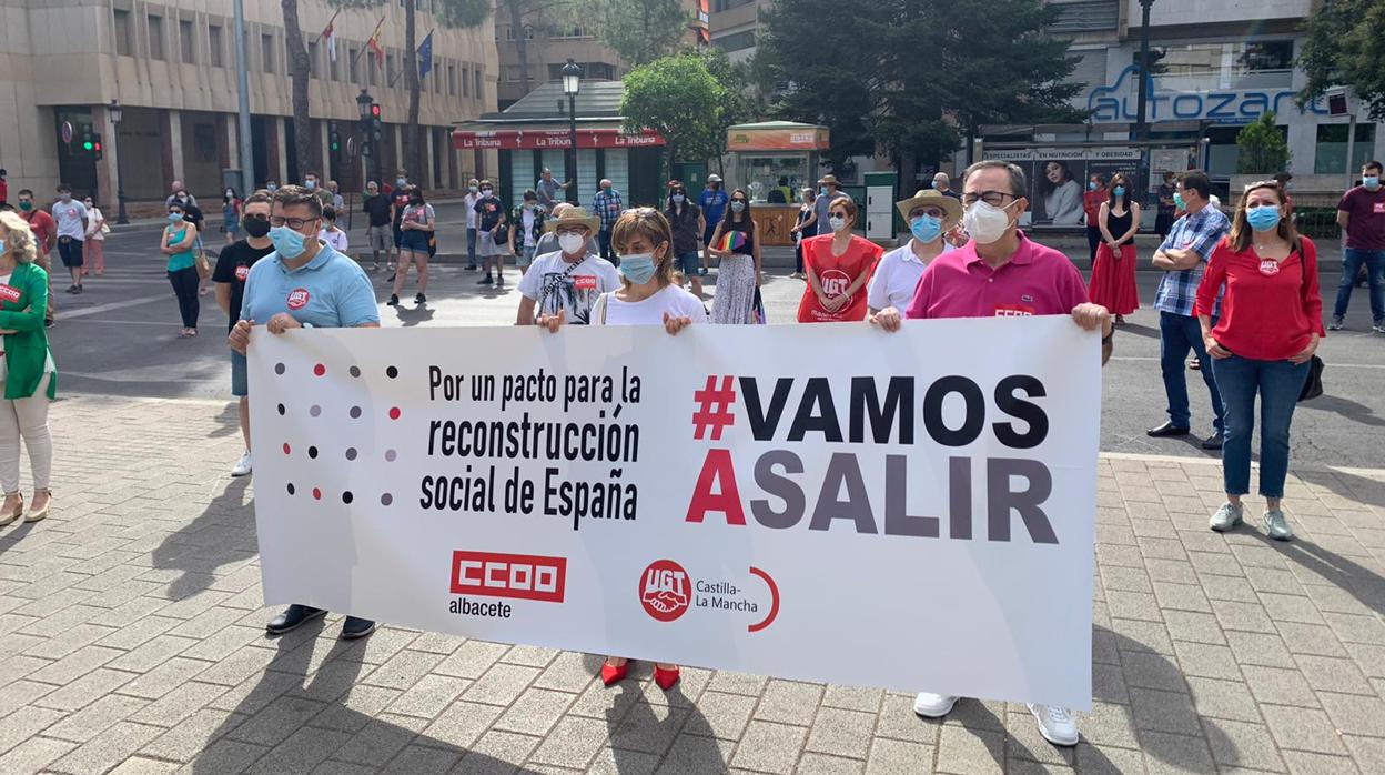 Lo responsables de CCOO y UGT, en la concentración de la plaza del Altozano en Albacete