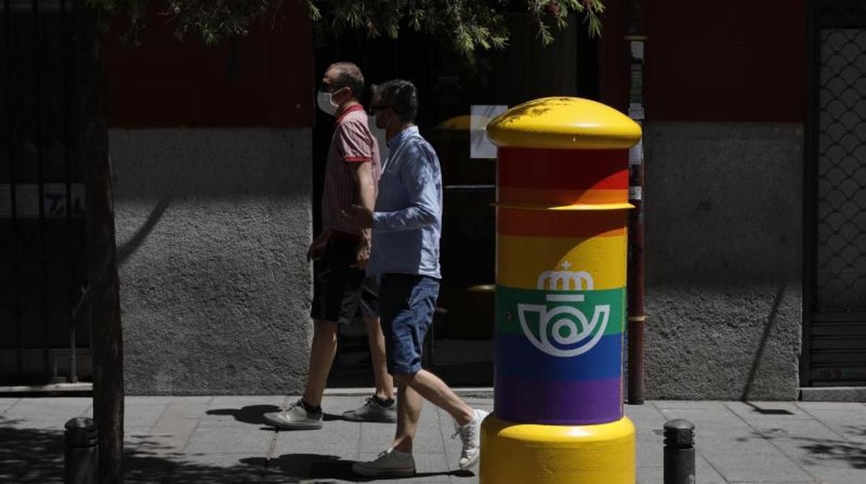 Buzón de correos decorado con la bandera arcoíris en las calles de Chueca