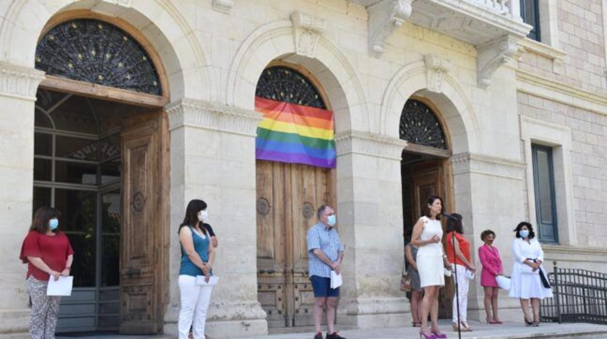 La bandera arcoíris preside la entrada principal en la Diputación provincial de Cuenca