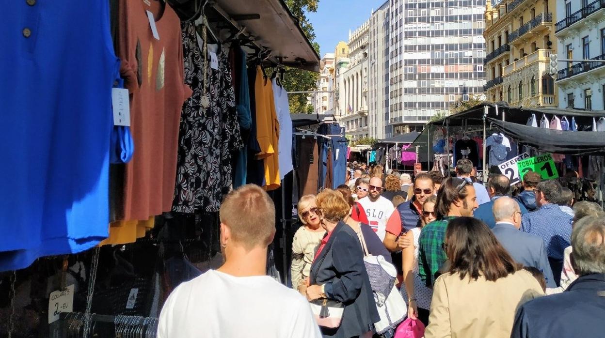 Imagen de archivo de un mercado ambulante en la Plaza del Ayuntamiento de Valencia