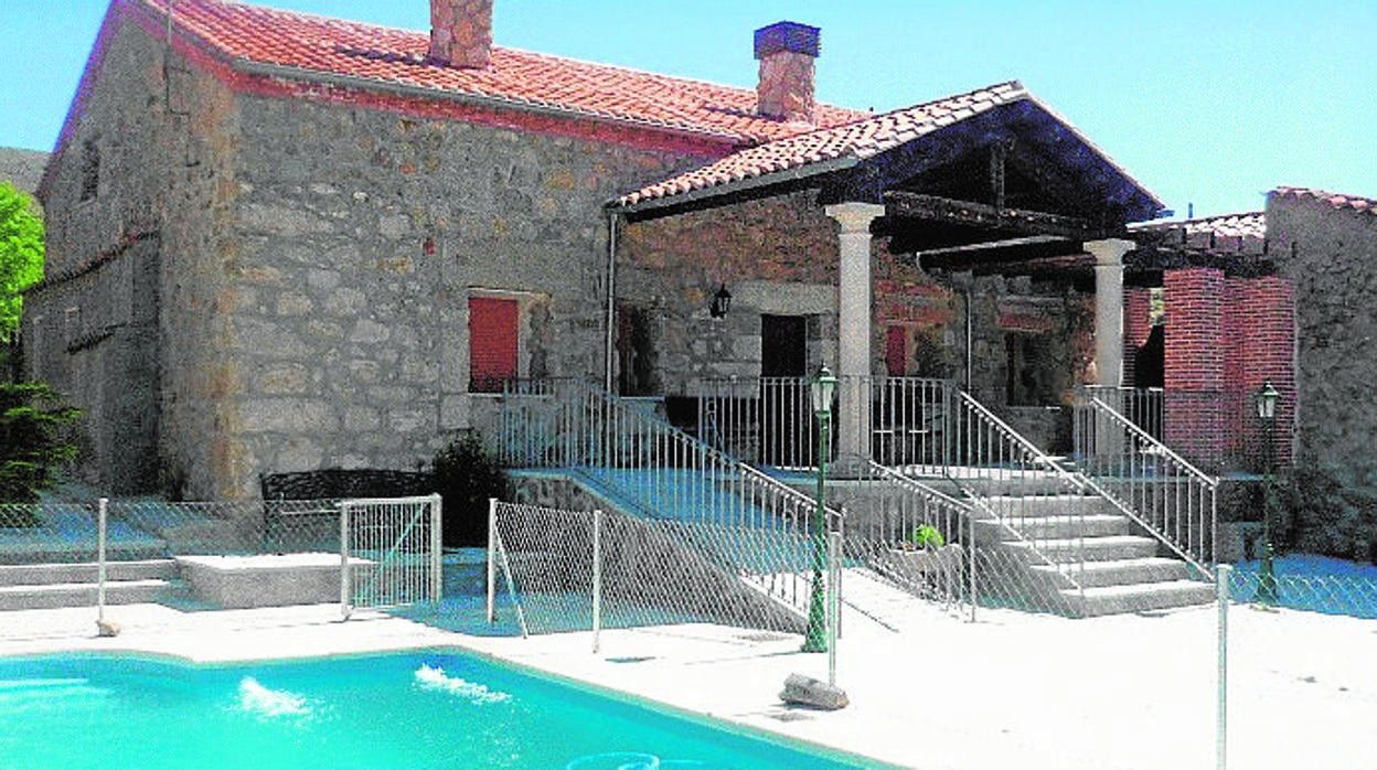 La Fortaleza, en la Sierra de Gredos, una de las pocas casas rurales con piscina libres este verano